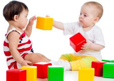 Juguetes y música con bebé