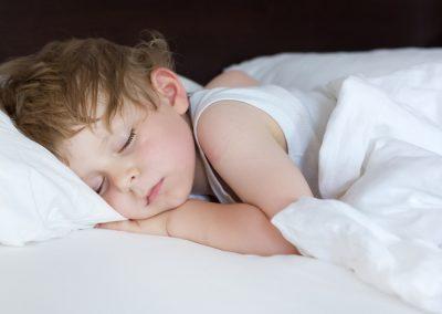 ¿Por qué mi hijo moja la cama?