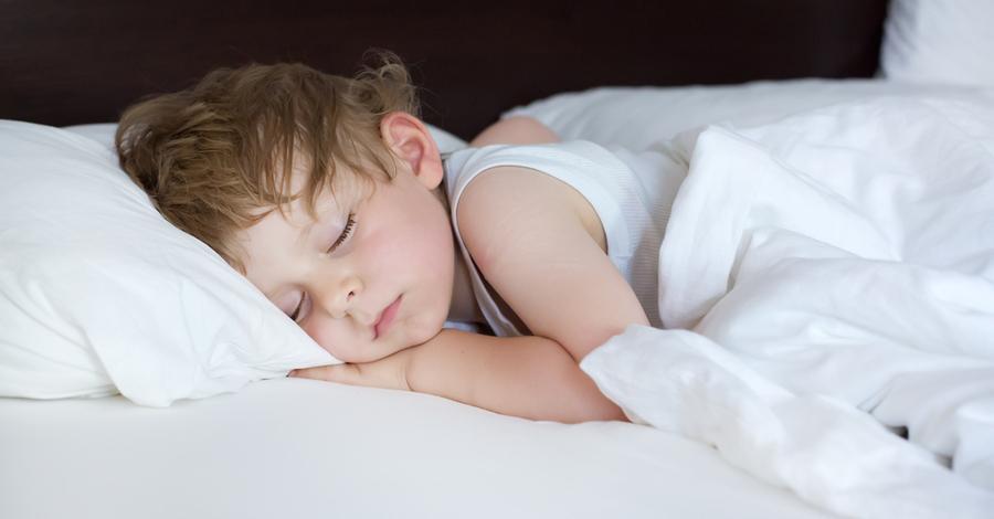 Por qué mi hijo moja la cama