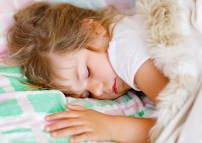 ¿Es esta una forma segura de dormir para mi hijo de dos años y medio?
